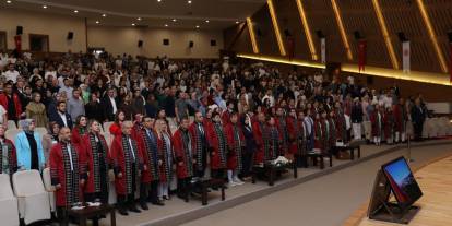 Sağlık kahramanları diplomalarını aldı