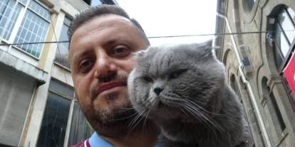 Forması ve kaşkoluyla tanınan bordo-mavili kedi "Tom" bulundu