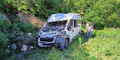 Tarım işçilerini taşıyan minibüs şarampole devrildi
