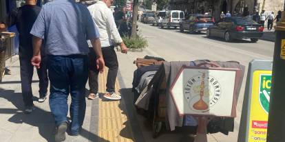 Atatürk Caddesi’nde kaldırım işgali: Görme engelli yolu bile kapatıldı