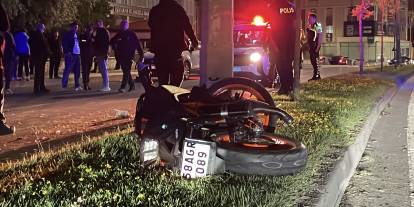 Sivas'ta motosikletten savrulan 2 gence otomobiller çarptı, durumları ağır