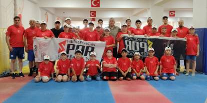 Demirspor güreşçilerine anlamlı destek