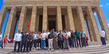 Atık pil topladılar, Ankara'yı gezdiler