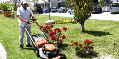 Gürün yeşile ve renklere bürünüyor: Belediyeden hummalı peyzaj çalışması