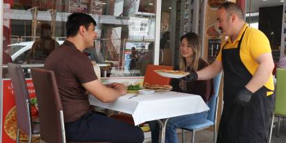 Sivas'ta 50 TL'ye lahmacun satan esnaftan ezber bozan savunma: "Ucuza satıyorum ama kar ediyorum!"