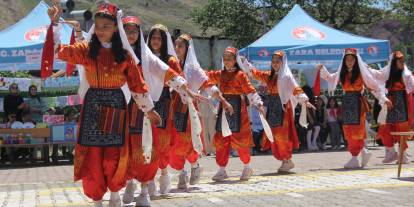 Sivas'ta öğrenciler okula güle oynaya veda etti