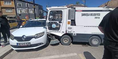 Sivas'ta 4 aracın karıştığı zincirleme trafik kazasında 1 kişi yaralandı