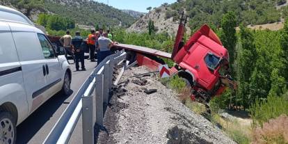 Bariyerlere çarparak askıda