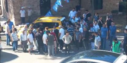 Genç avukat taksinin altında kaldı