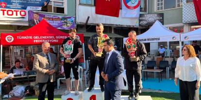 Sivaslı güreşçilerden tarihi başarı!