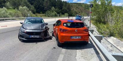Tokat-Sivas kara yolunda feci kaza: Çamlıbel Geçidi'nde iki otomobil çarpıştı, 3 yaralı!