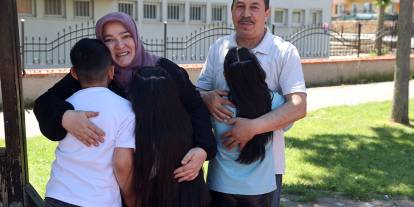 Sivas'ta örnek çift: Öz çocukları il dışına gidince 3 kardeşe birden koruyucu aile oldular!