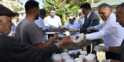 Gürün'de vatandaşlara 3 bin kişilik aşure ikram edildi