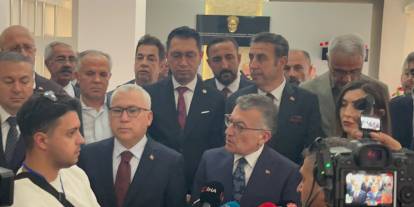 Sivas'ta Madımak'ta ölenler anısına karanfil bırakıldı.