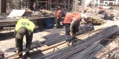 Deprem kentini kavurucu sıcaklara rağmen yeniden inşa ediyorlar
