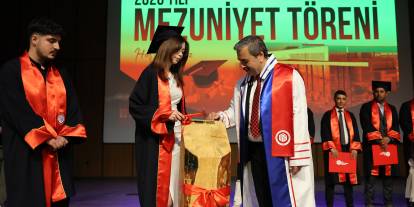 SBTÜ’de tarihi gün: İlk mezunlar keplerini fırlattı
