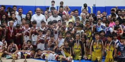 Minik basketbolcular kupalarına kavuştu