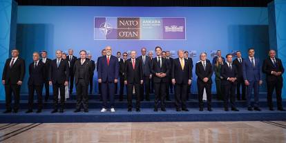NATO Zirvesi'nde aile fotoğrafı çekildi