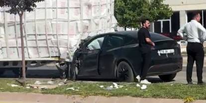 Sivas'ta dorseye çarpan Tesla hurdaya döndü: 1 yaralı