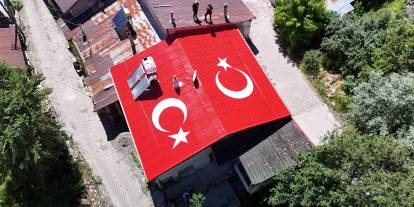 Çatıyı ay-yıldızla kapladı, görenlerin beğenisini topladı