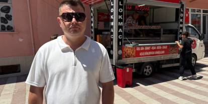 Boşanmasını lokma dağıtarak kutladı
