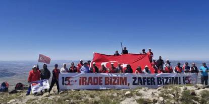 15 Temmuz için zirveye tırmandılar