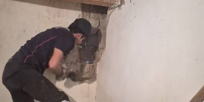 Sivas'ta duvar arasına sıkışan iki köpek yavrusu kurtarıldı