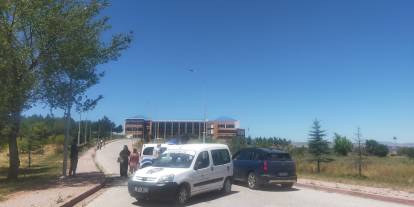 Maaş alamayan öğretmenler ve isyan eden veliler kampüsü hareketlendirdi: Rektörlük yolunu kapattılar