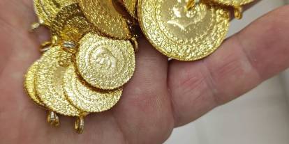 Bağışlanan kıyafetlerden 23 altın ile 6 bin 500 lira çıktı