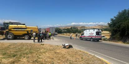 Sivas'ta biçerdöverle çarpışan otomobildeki 3 kişi yaralandı