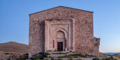 Uçurumun kenarında 846 yıldır ayakta: Divriği Kale Camii yeniden ibadete açılacağı günü bekliyor!