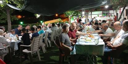 Bu cami yatsı namazlarında dolup taşıyor