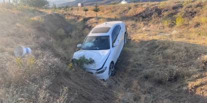 Sivas yolunda otomobil yoldan çıktı!