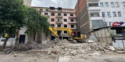 Depremde hasar gören binaların yıkımına başlandı