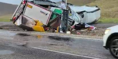 Sivas'ta tır kayganlaşan yolda devrildi: 1 ağır yaralı