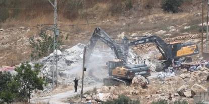İsrail ordusu Batı Şeria'da Filistinlilere ait üç katlı evi yıktı