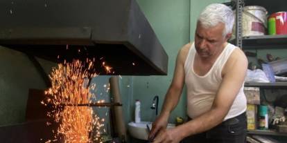 60 derecelik atölyede 45 yıldır demiri sanata dönüştürüyor
