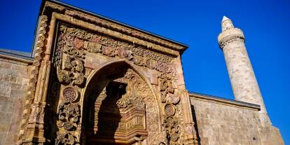 Motif motif işlenen taşlarda gölgeler yüzyıllardır kıyama duruyor