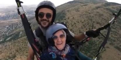 77 yaşındaki gurbetçi, yamaç paraşütü yaptı