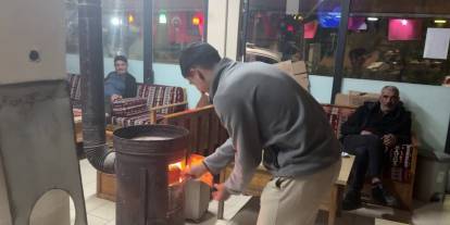 Türkiye sıcaktan kavrulurken Sivas'ta halen soba yakılıyor