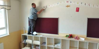 Ulaş'ta okul müdürü ve müdür yardımcısı okullarını boyuyor
