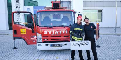 16 metre yükseklikte mahsur kalan kedi, kafes yöntemiyle kurtarıldı