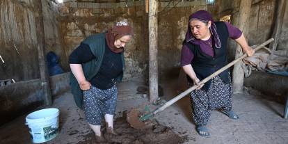Killi toprak ve keçi kılıyla yaptıkları tandırlarla aile bütçesine katkı sağlıyorlar