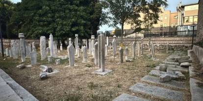 Tarihi hazirede 7 mezar taşı tahrip edildi