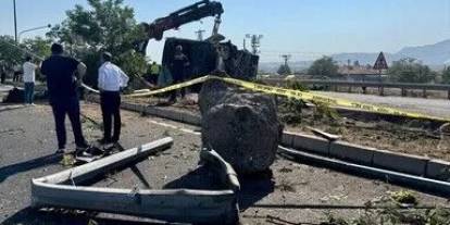 Sivas'ın komşusunda yolcu otobüsü devrildi