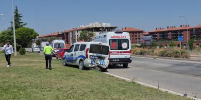 Kaza yerindeki polis aracına otomobil çarptı