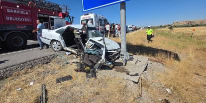 Sivas'ta yoldan çıkan otomobil levha direğine çarptı: 3 yaralı