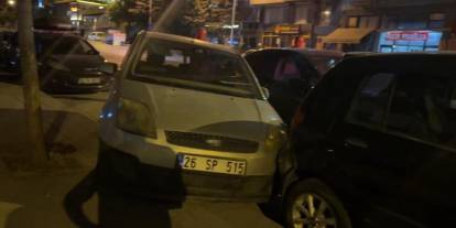 Kontrolden çıkan otomobil park halindeki araçlara çarptı
