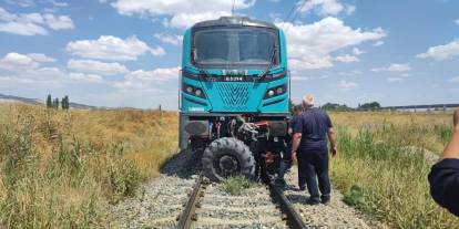 Sivas'ta yük treni traktöre çarptı: 1 yaralı