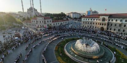 Sivas’ta bin 58 kadın aynı anda halay çekti